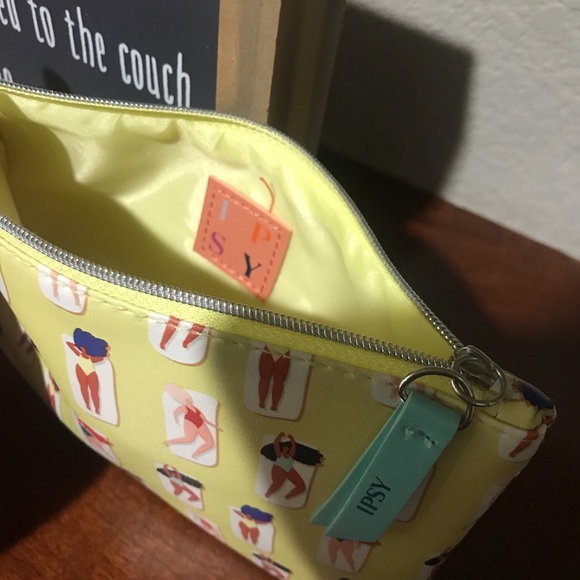 FREE Makeup bag - Picture 3 of 3